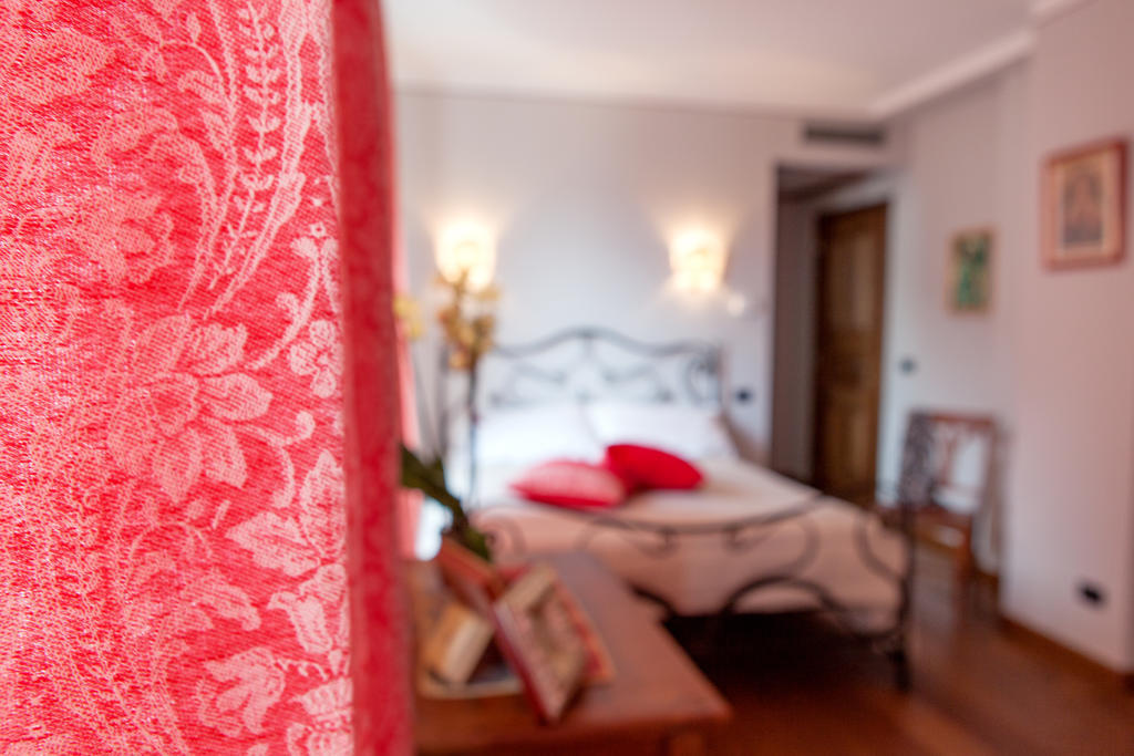 A' La Table Du Sommelier Chambres D Hotes & Restaurant Saint-Vincent Rom bilde