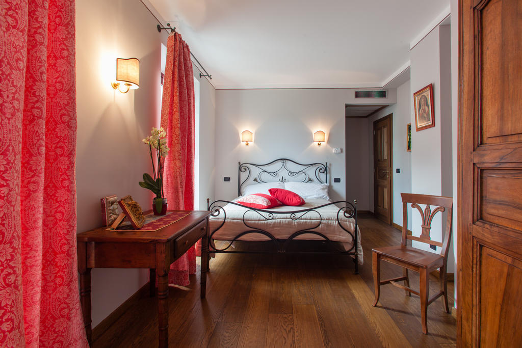 A' La Table Du Sommelier Chambres D Hotes & Restaurant Saint-Vincent Rom bilde